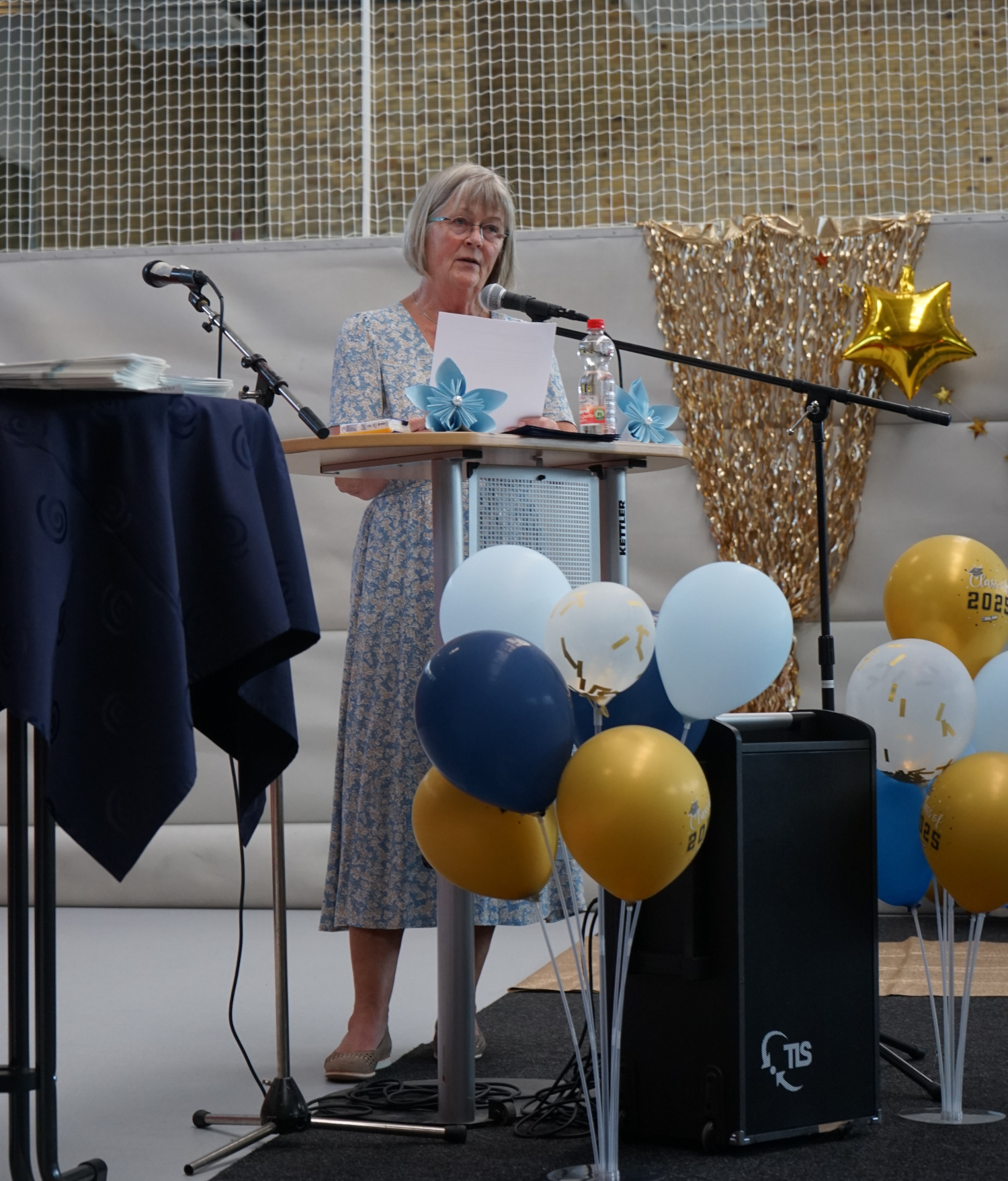 Frau Hoffmann redet bei der Verabschiedung